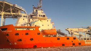 Новое спасательное судно "Артемис Оффшор" заходит в порт, ломая первый лед на Балтике.