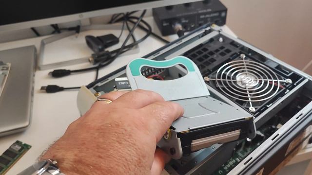Mostrando el interior de un mini PC del ao 2001