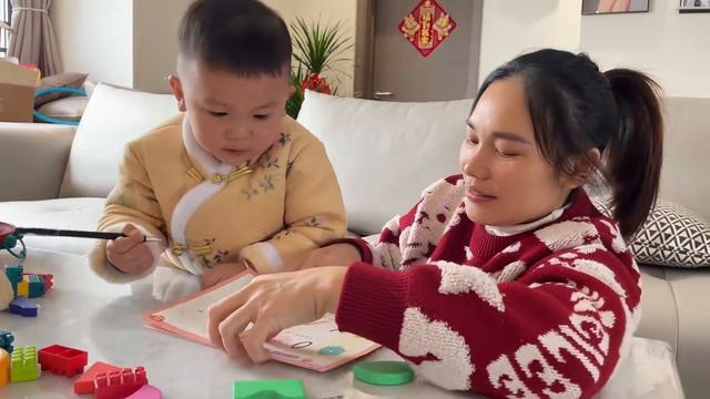 妈妈教小航航学写字，调皮捣蛋航却在画画，还夸自己好帅啊 смотреть онлайн