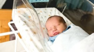 Отец целует умирающего ребёнка, через секунду происходит настоящее чудо!