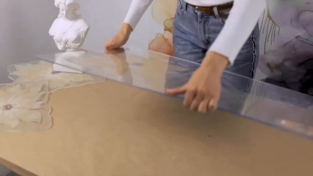 Снимаем с оргстекла большое изделие из эпоксидной смолы.