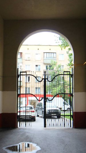 Продам 2-х комнатную СТАЛИНКУ на ул. Гришина д.24.