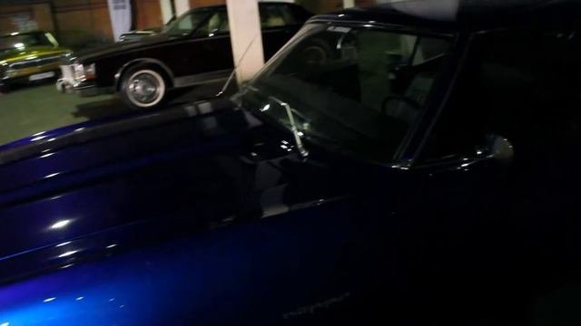 Ретро автомобили в Москве. Выставка раритетных авто в одном из ангаров на заводе 
