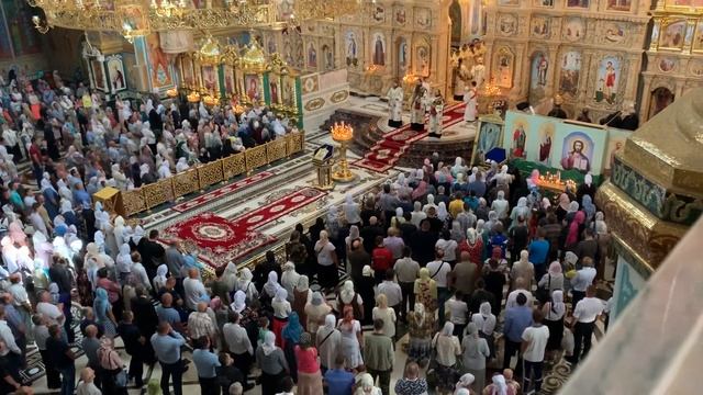 ПОЕТ ВЕСЬ ХРАМ!!! ОТЧЕ НАШ... Почаевская Лавра УПЦ 2020 смотреть онлайн