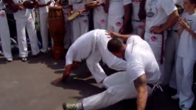 MESTRE CAMISA et ABADÁ-CAPOEIRA a la Basilique du Sacré Coeur de Montmartre. смотреть онлайн