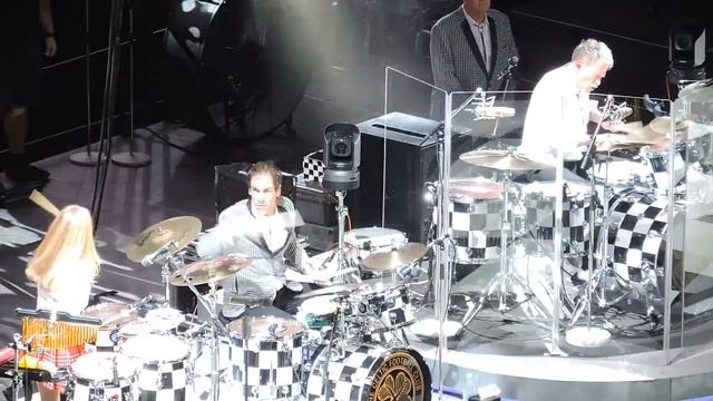 Rod Stewart sings Forever Young with his daughter at Bridgestone Arena Nashville 2018 смотреть онлайн