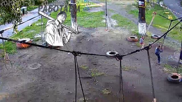 На тарзанке качается двухлетний ребёнок смотреть онлайн