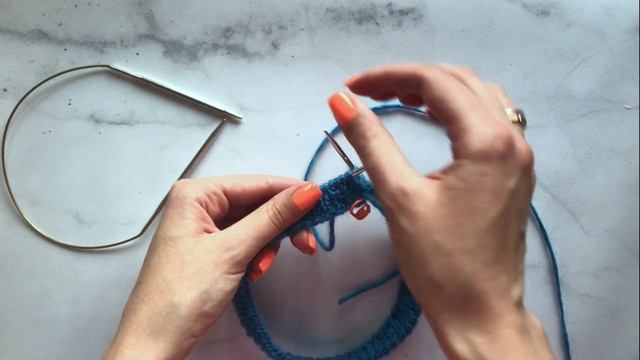 Вязаная шапка бини спицами; Как соединить вязание и сделать убавки на шапке. Knit beanie hat.
