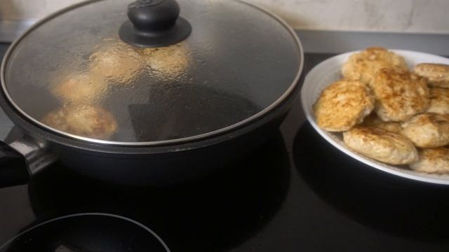 Готовлю вкусные и очень сочные котлетки. Пальчики оближите. смотреть онлайн