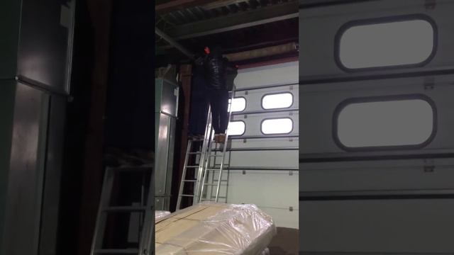 Регулировка секционных ворот, натяжка пружины смотреть онлайн