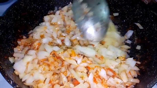 ЖАРЕНАЯ КУРИЦА ? В ЛУКОВОМ СОУСЕ на сковороде