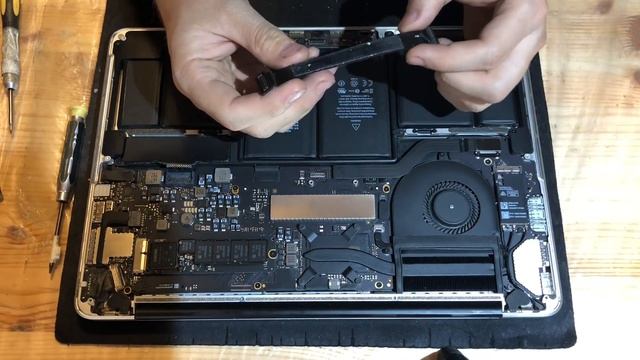 Не работает клавиатура и тачпад MacBook Pro 13” Early 2015 A1502 смотреть онлайн