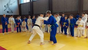 Показ броска подхват под одну ногу дзюдо.