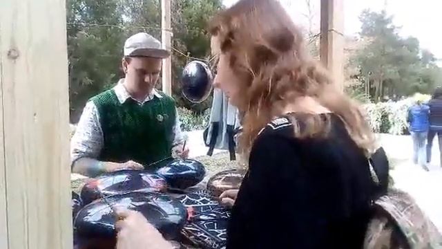 Игра на необычных музыкальных инструментах в Парке Дружбы: Волгоград — Баку смотреть онлайн