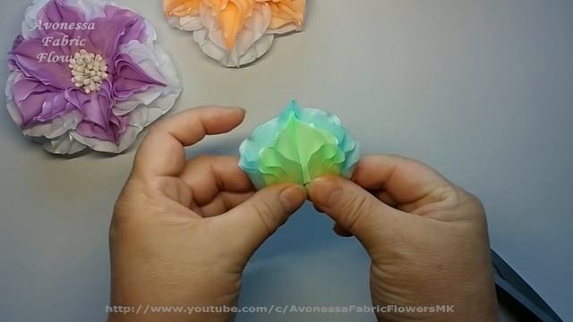 Ribbon flowers:quick dahlia/Flores de las cintas:dalia rápidamente/Цветы из лент:георгин быстро.МК смотреть онлайн