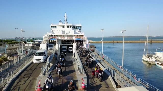 225 motards descendent du bac au Verdon sur Mer, suivez le drone... смотреть онлайн