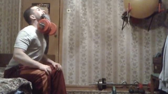 Подъем 32кг. гири зубами за п-нце. Kettlebell lifting by teeth with towel смотреть онлайн