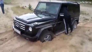 Mercedes G55AMG против Нивы на бездорожье