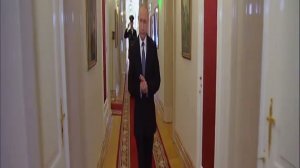 длинный Путин идёт