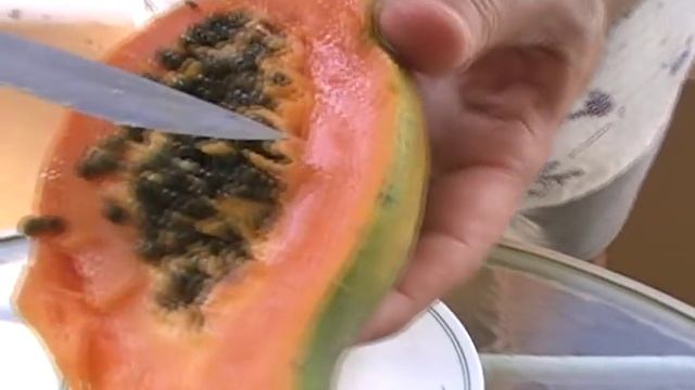 How to...Eat a Papaya