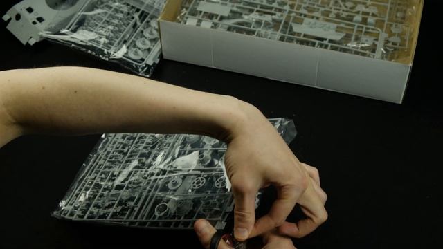 Обзор на "Королевский тигр" в циммерите 6303 от Dragon 1/35 Kingtiger Henschel Turret w/Zimmerit, ч смотреть онлайн