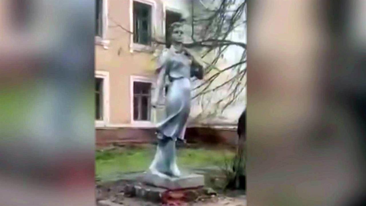 В Чернигове снесли памятник знаменитой советской партизанке Зое Космодемьянской