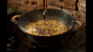 Плов с нутом и изюмом.