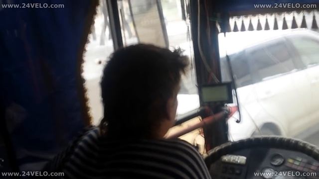 12.01.2016 - Красноярск. Хитрый водитель автобуса 56 маршрута курит за рулем. смотреть онлайн