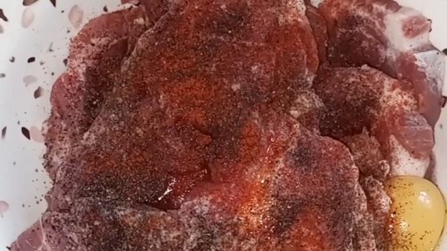 Как приготовить свиной шницель, ведь это так вкусно. Сочное мясо в хрустящей панировке.