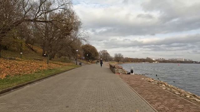 Walking in Moscow Прогулки по Москве: теплая осень в Коломенском 4K 60 fps смотреть онлайн