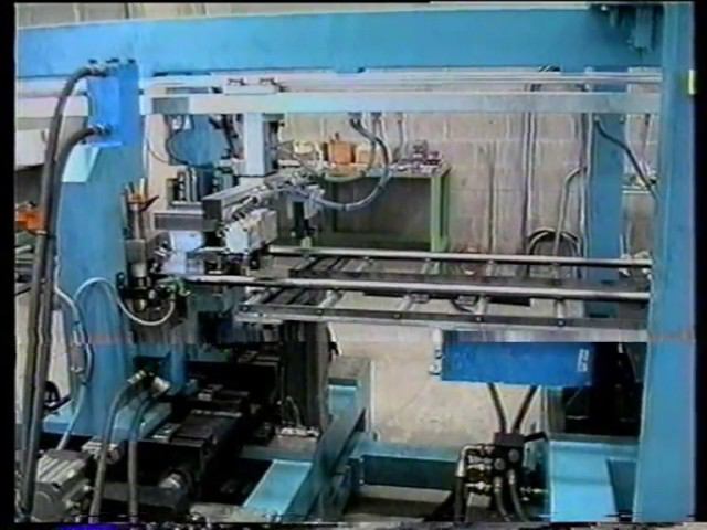 Автоматическая линия для гибки и пробивки отверстий в переднем каркасе стальной стремянки смотреть онлайн