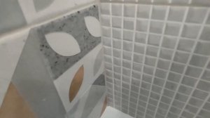 ГЕРМЕТИЗАЦИЯ СТЫКА МЕЖДУ ВАННОЙ И ПЛИТКОЙ СИЛИКОНОМ