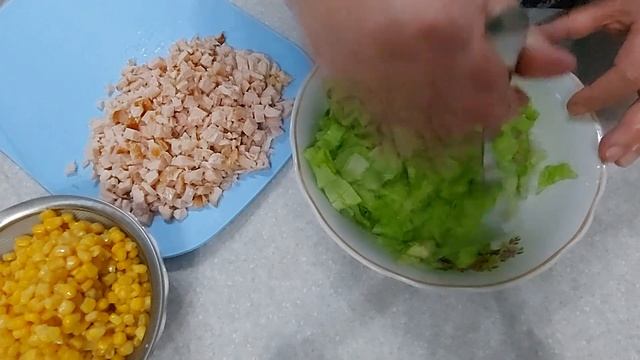 Салат с копченой курицей смотреть онлайн