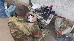 Снайпер Вооружённых Сил РФ готовит свою подругу к бою