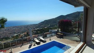 Недвижимость в Турции. Роскошная вилла в Алании с великолепным видом на Средиземное море.