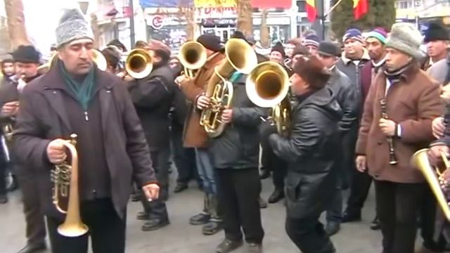 Fanfara de la Valea Mare la Festivalul de Datini si Obiceiuri de iarna Vaslui смотреть онлайн