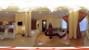  Девушка играет в прятки в виртуальной реальности 360 видео