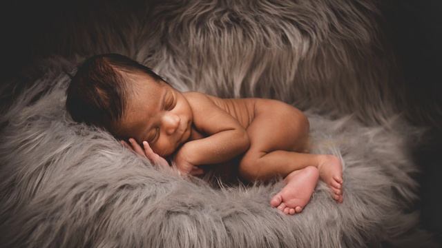 Шум пылесоса для успокоения малыша/The noise of the vacuum cleaner to soothe the baby