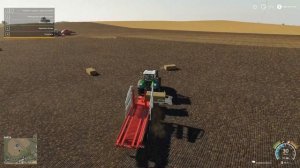 Трактора и комбайн работают в поле