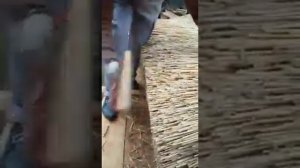 Монтаж соломенной кровли