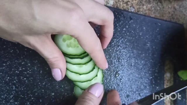 режем огурец соломкой