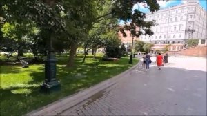 у метро "Александровский сад"