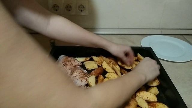 Рецепт вкусной картошки по селянски и запечённых куриных бедрышек в духовке. Супер просто и быстро!