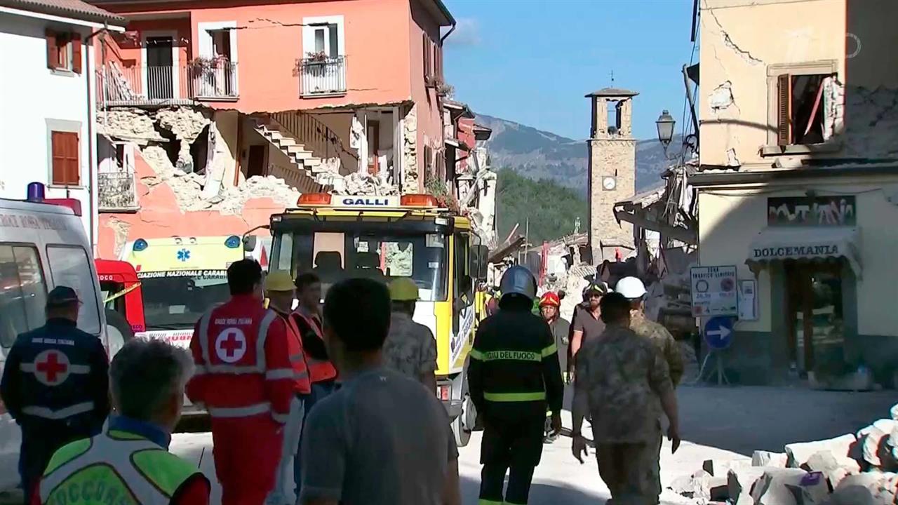 В итальянском Аматричи, пострадавшем от землетрясения, продолжается поисково-спасательная операция