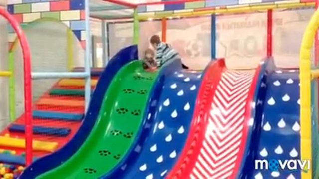 Отдыхаем в батутом парке. Катаемся на бубликах, горках, играем в футбол, катаемся на горках. Стреля