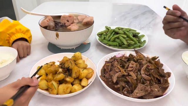 筒子骨实现爷俩大口吃肉的自由，女儿却偏爱麻辣土豆，媳妇最开心