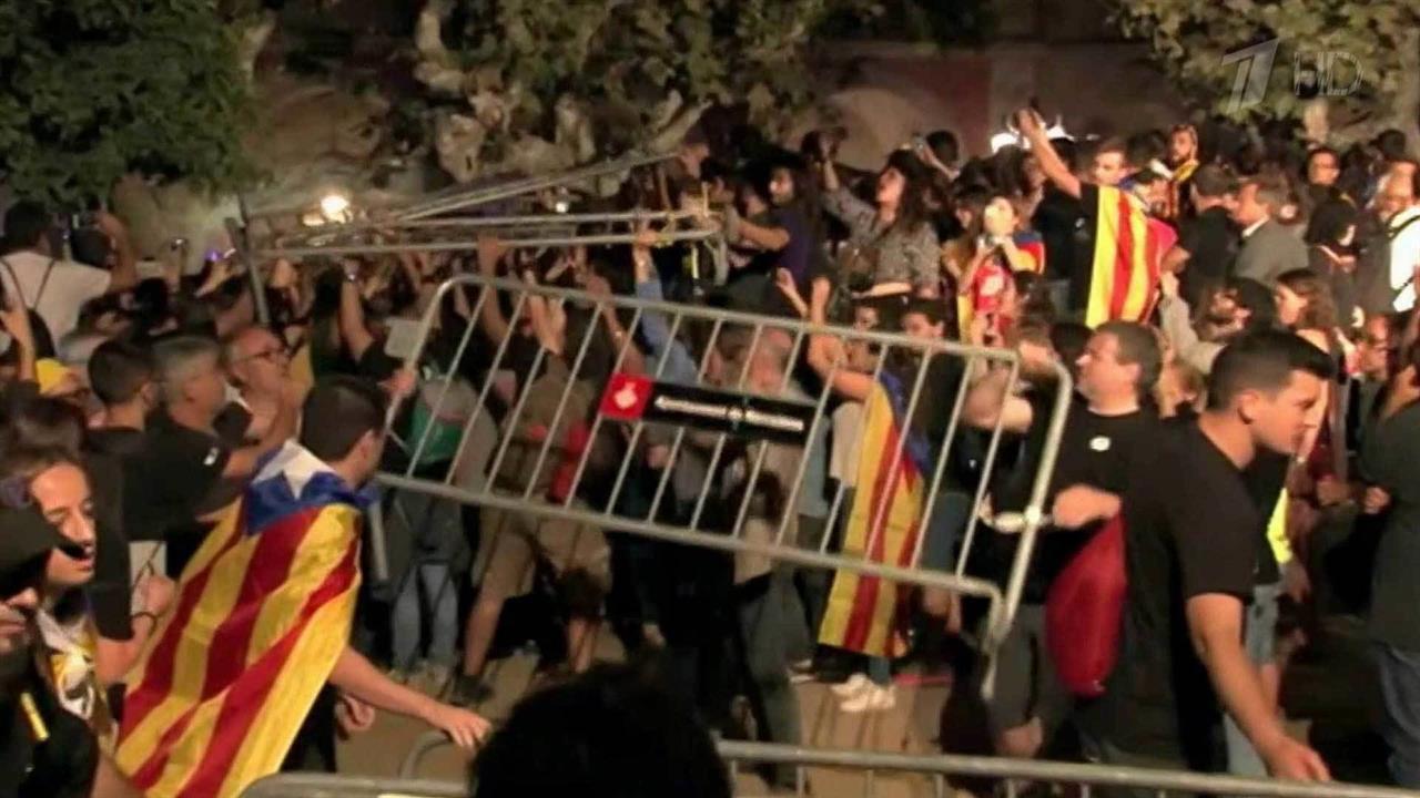 В Каталонии сотни тысяч жителей вышли на митинг, который вылился в массовые столкновения