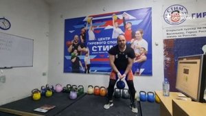 Русский священник устанавливает мировой рекорд по гиревому спорту