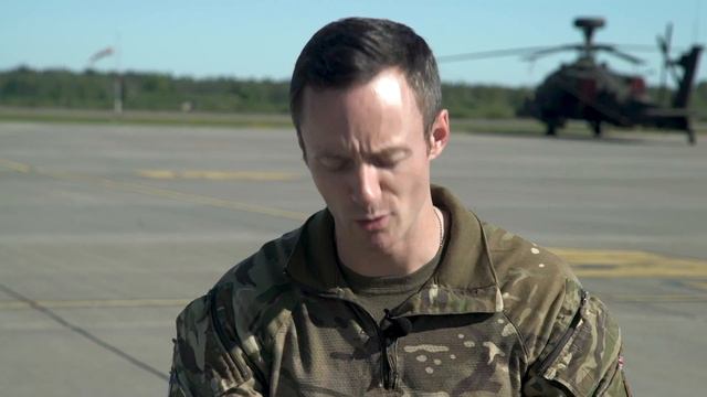 What’s in the kit of a 🇬🇧 British Apache pilot? смотреть онлайн