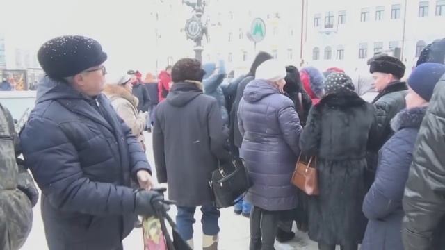 В центре Казани вкладчики устроили давку у офиса банка «Открытие» смотреть онлайн